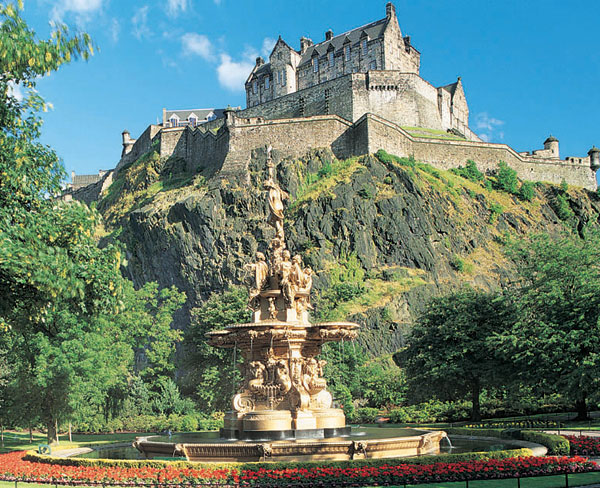Еще одна крупная достопримечательность Эдинбурга – Эдинбургский замок. Тут до 1603 года жили короли. Сейчас в замке Национальный военный музей Шотландии.