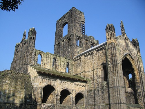 Одно из достопримечательностей Лидса – аббатство Кирксталл, стоящее на берегу реки Эйр. Монастырь был построен в середине XII века.