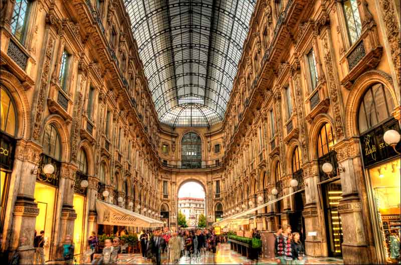 Модные магазины можно найти на центральных улицах: Via Montenapoleone; Via Santo. Салон, в котором магазины чередуются с кафе ресторанами, носит название галерея Витторио Эммануила II.