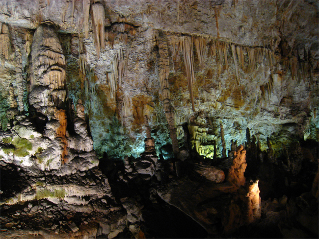 А можно посетить Гигантскую пещеру, в которой температура никогда не поднимается выше 12-ти градусов. Внутри, освещенные цветными прожекторами, находятся огромные сталагмиты, высота которых достигает 12-ти метров, а высота пещеры составляет 107 метров.