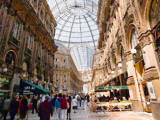 Ещё в одной галереи Милана разместились фирменные магазины, стильные кафе, дорогие рестораны. Это крытая площадь.