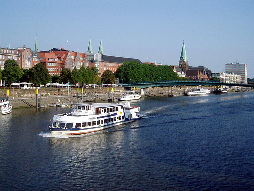 Еще Бремен – крупный международный транспортный узел, а так же морской и речной порт международного значения, центр ремонта судов и индустрии кораблесторения