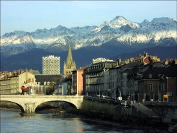 Гренобль по праву считают столицей французских Альп, расположен он в окружении горных массивов Веркор, Бельдон и Шартрез на пересечении трех долин.