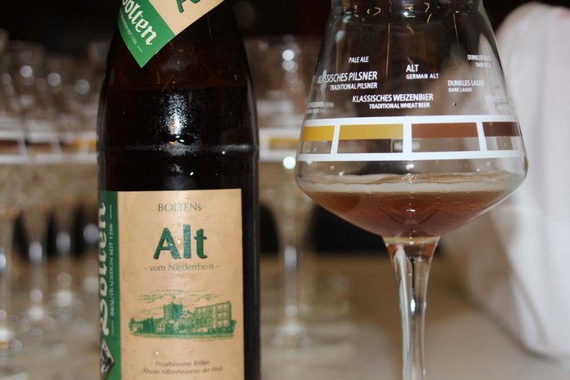 Альтбир – это медно-коричневое пиво верхового брожения, которое варят только из натуральных компонентов.