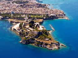 Столицей острова является расположенный на восточном берегу город Керкира, который так же иногда называют Корфу. Климат в городе средиземноморский, субтропический. Сезон дождей продолжается с сентября до марта