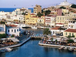 Крит является наибольшим греческим островом. Омывается Ионическим, Ливийским и Критским морями. В древние времена остров являлся центром минойской цивилизации (2600 – 1400 гг. До нашей эры), которая считается самой древней в Европе.
