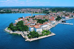 Побережье Хорватии и острова, входящие в ее состав очень популярны у туристов. Еще в XIX веке началось развитие туризма в Хорватии. Многие туристы советуют ехать в Хорватию ранней осенью или летом.