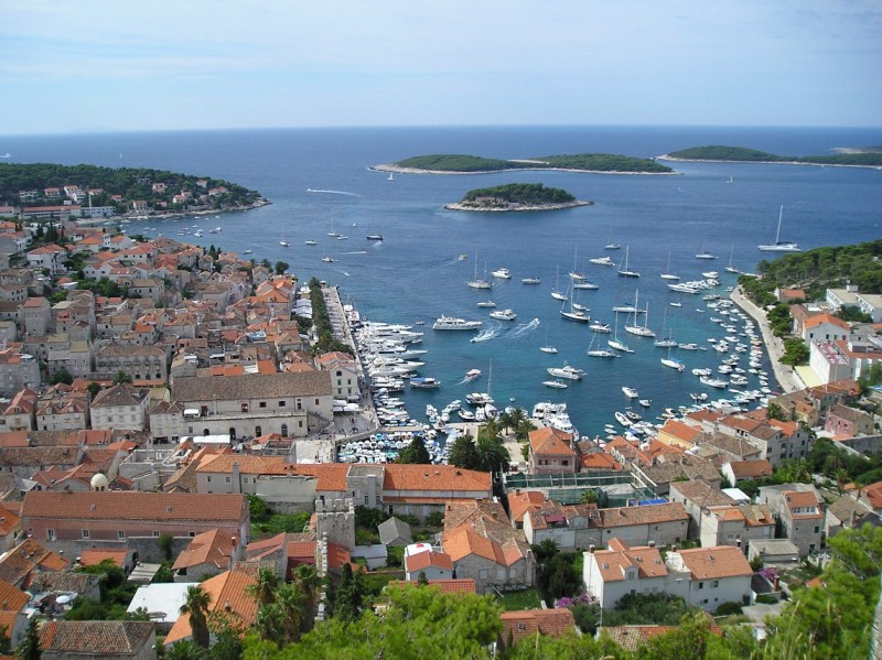  В состав Хорватии входят так же находящиеся поблизости многочисленные острова, 67 из который заселены. На севере Хорватии климат континентальный, у берегов моря – средиземноморский с теплой, влажной зимой и сухим, жарким летом.