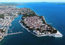 Город Задар находится в Хорватии, расположен центре побережья Адриатического моря. Это пятый по величине город в Хорватии и очень популярный туристический центр.