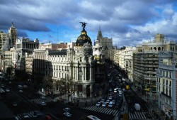 Самой главной и длинной улицей Мадрида является- Алкала. Вдоль этой улицы построены самые главные здания в стиле барокко: Министерство финансов, Испанский Кредитный Банк, церковь Сан – Хосе.