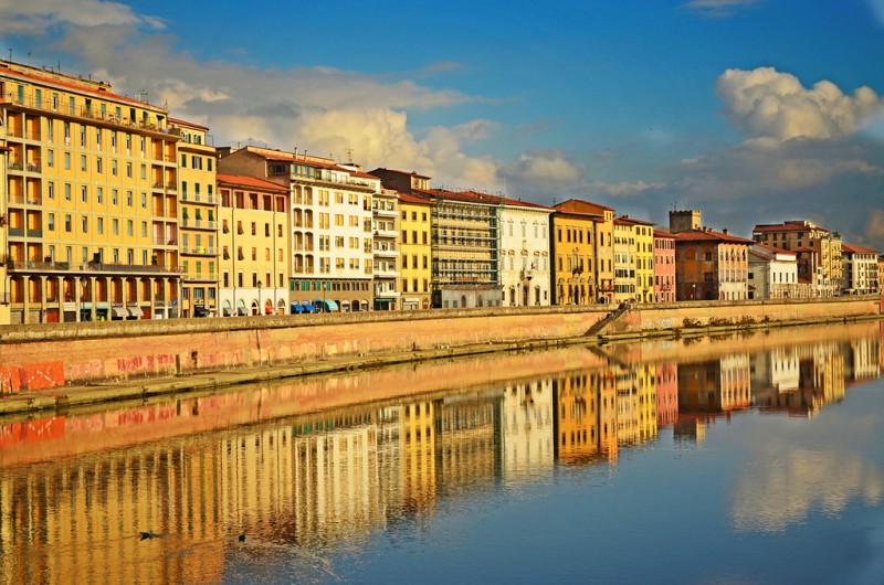 Пиза – город в Италии, который расположился в 10-ти км от Лигурийского моря на реке Арно, которая разделяет город на две части. Название города Пиза переводится как “устье реки”.