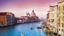 Венеция – уникальный город в северной части Италии на берегу Венецианского залива, что в Адриатическом море. Происхождение названия города идет от племени венетов, живших здесь в римские времена. Они называли эту область Венетия. Уникальность Венеции заключается в том, что город стоит на 118-ти островах, которые разделяют 150 протоков и каналов. Острова связывают 400 мостов.