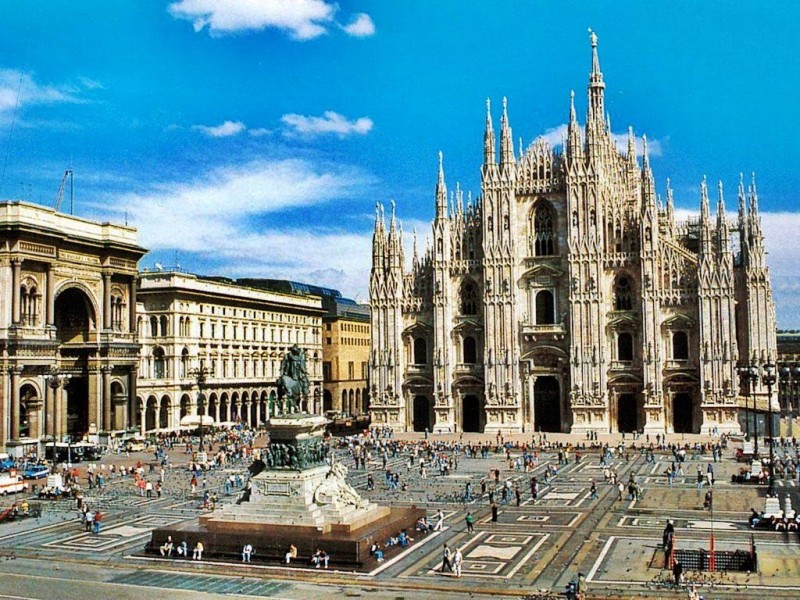 В любом городе есть площадь. Место проведения праздников и серьёзных мероприятий. В Милане - это Соборная площадь.