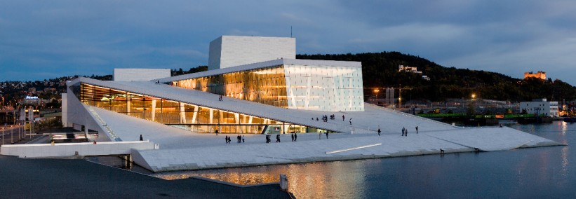 В этом вся Норвегия – страна, где на крыше Оперного театра Осло загорают летними днями горожане.