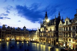 Собственно Брюсселем называется коммуна Брюссель, население которой составляет примерно 150 тыс. человек – однако, с 18 другими коммунами она составляет миллионный Брюссельский городской округ, и обычно название Брюссель относят целиком ко всему городу.
